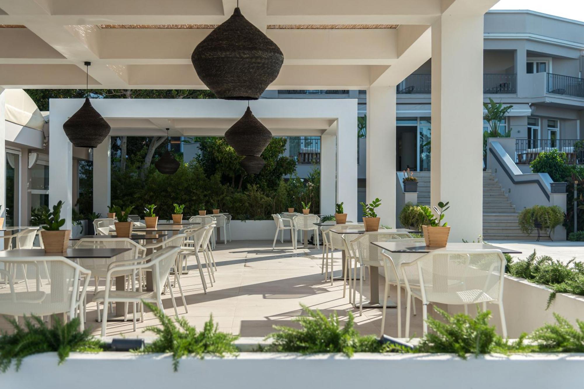 Bitzaro Grande Hotel & Suites Kalamaki  Exterior photo